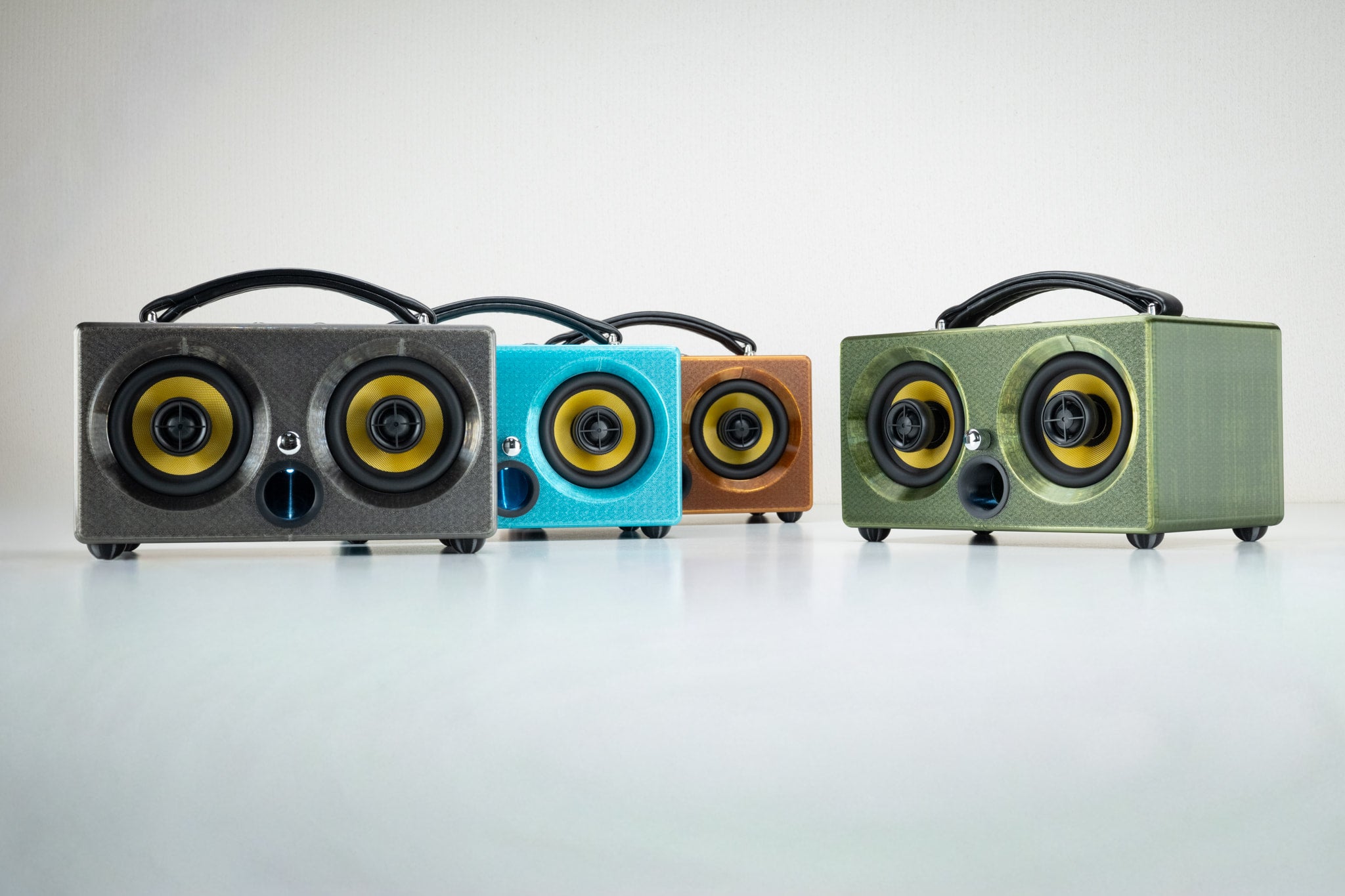 Range of handmade Thodio 3D-printed Bluetooth speakers in grey, turquoise, copper and green custom colors 